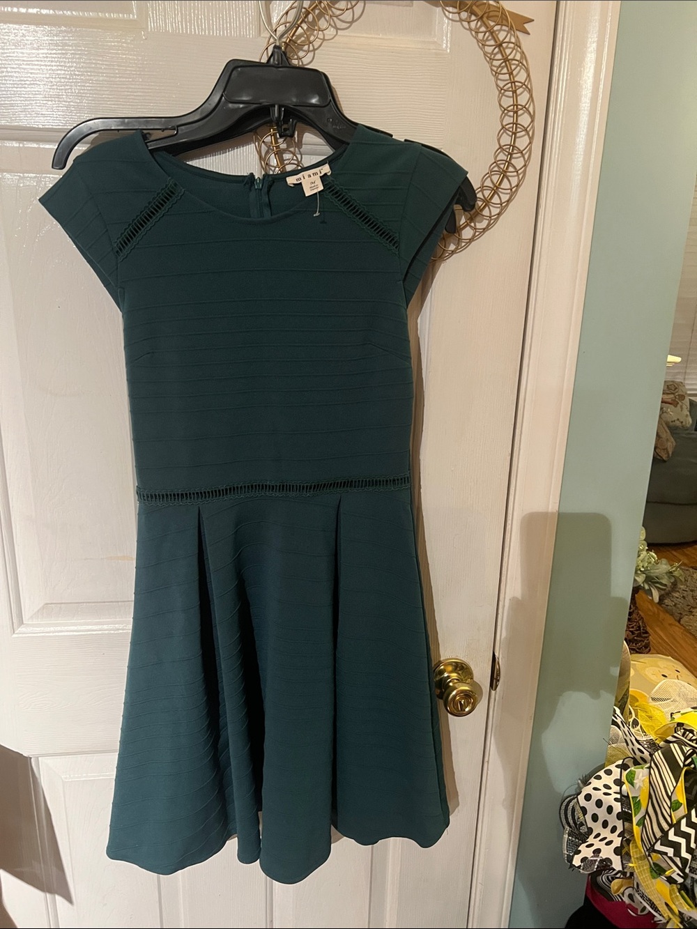 Miami fit and flare green size medium, EUC. Francesca’s